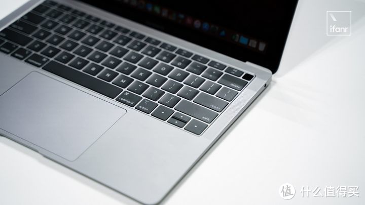 新 MacBook Air 现场上手：它让 MacBook 变得有点尴尬了