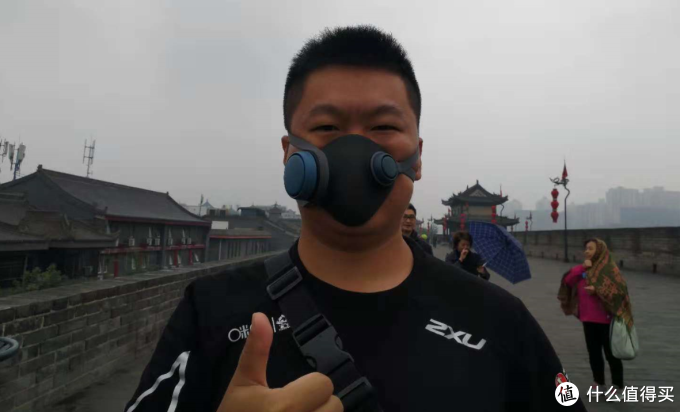 面对这样的空气质量，面罩是最佳选择。更何况还要待漫长时间