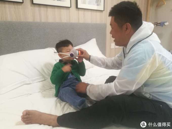 孩子乐呵呵的很开心，出门的时候还主动问到要戴上。