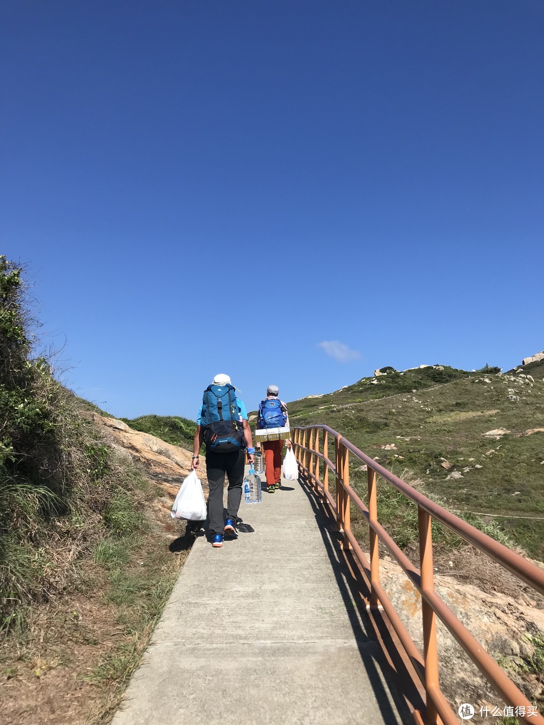 负重前行，每个人手里都没空着。