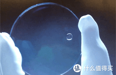 稍微倾斜镜片，如水珠顺利滑落，表示疏水性为佳