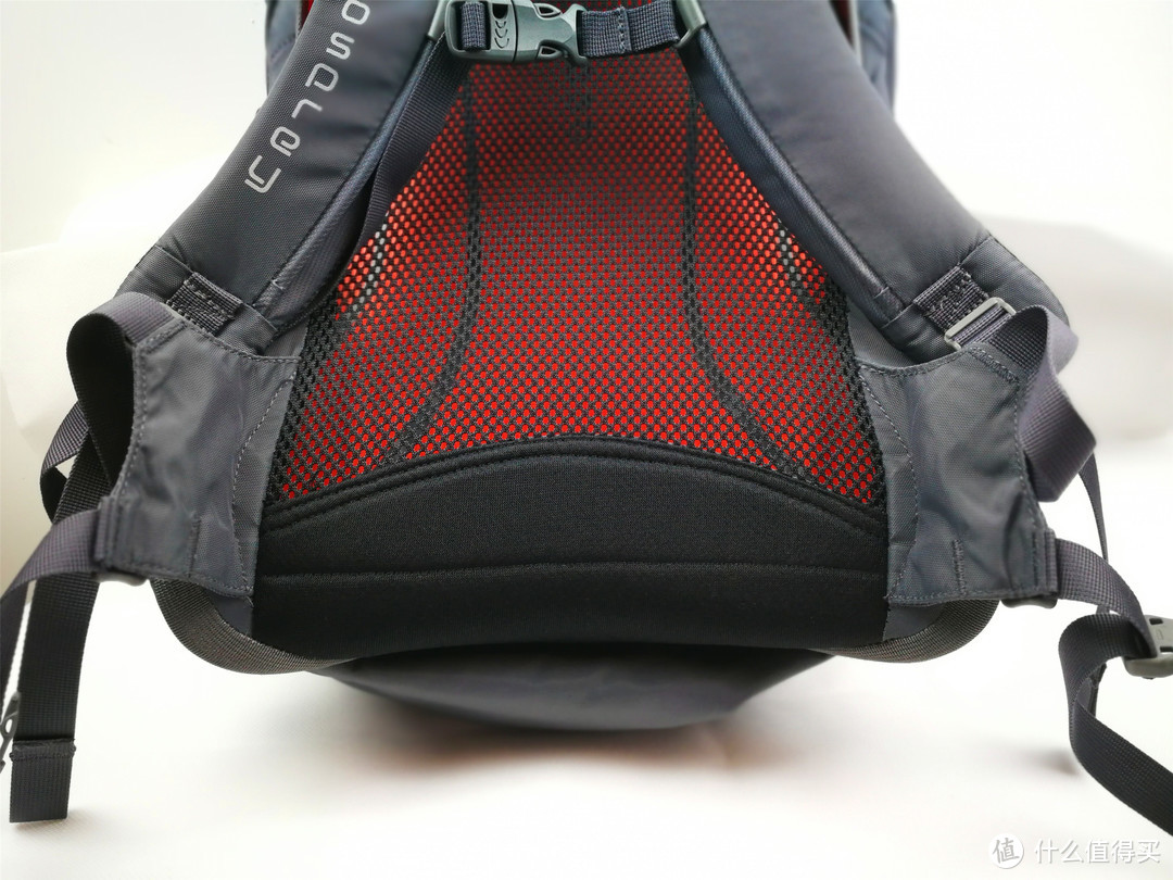 腰带设计，城市背包的主流设计，不想户外背包那样的有强壮的腰带设计来承担背包的大部分重量。