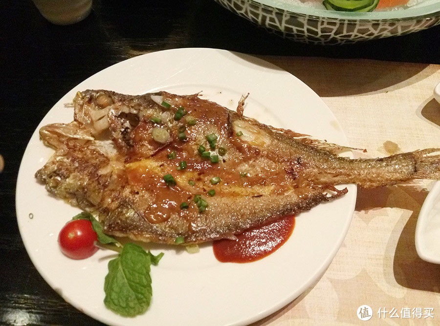 一条黄花鱼，铁板烤的及摆盘很精致。