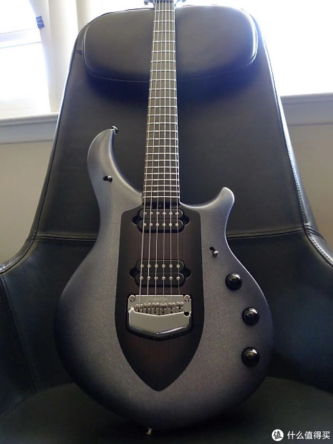 Musicman的John Petrucci签名款JP Majesty应该是集主动放大电路和压电拾音器、小双摇的最好案例。