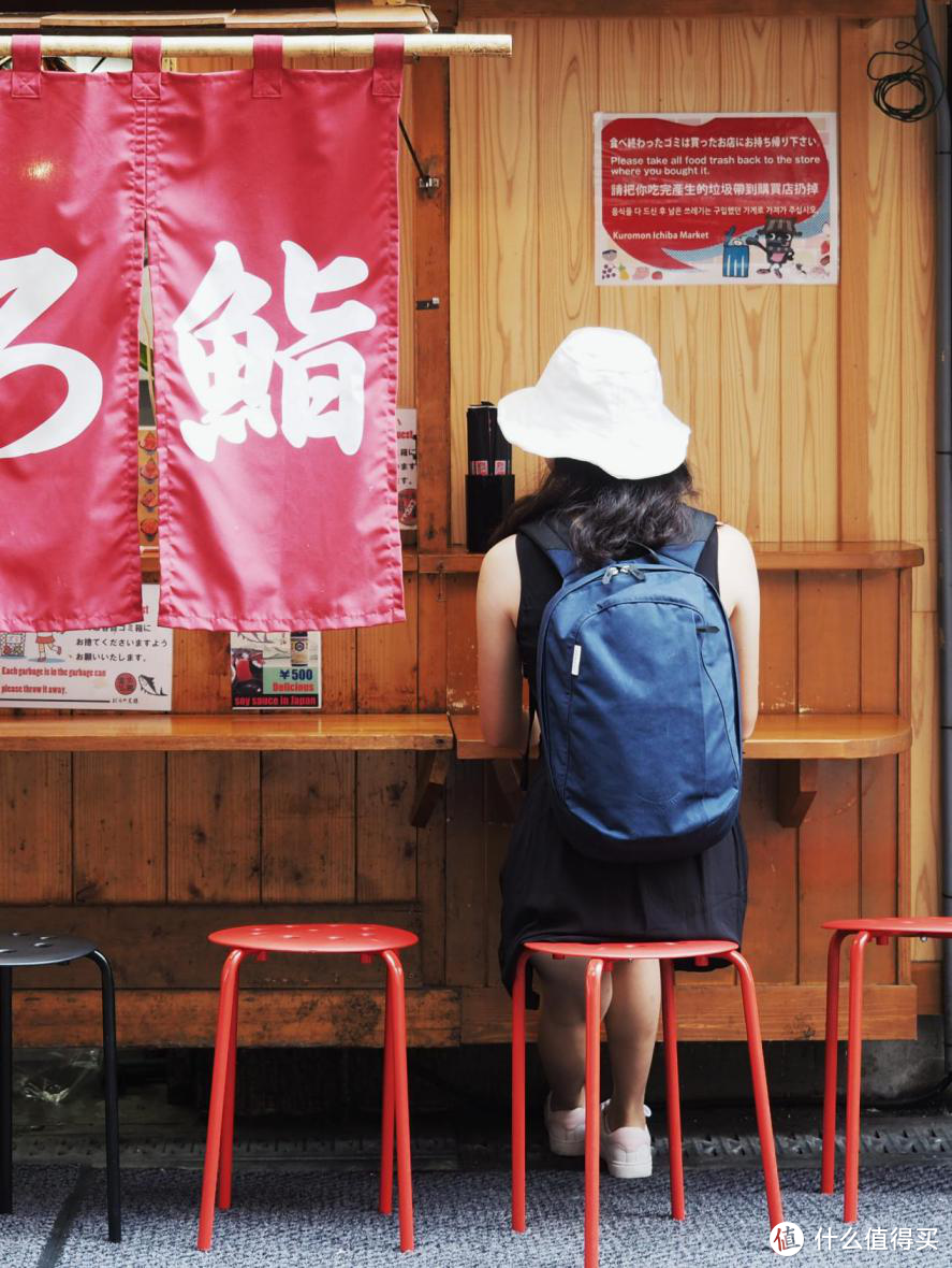 黑门市场坐在路边吃海鲜饭