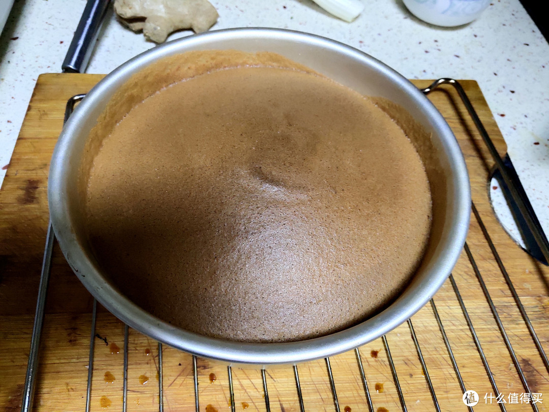 如何在家做出细腻美味的——戚风蛋糕。