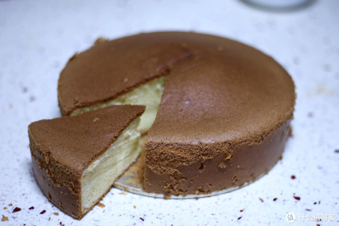 如何在家做出细腻美味的——戚风蛋糕。