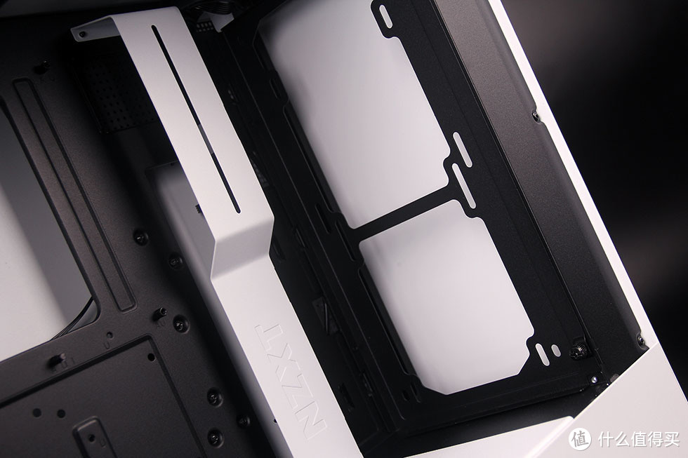 白色机箱的游戏主机—华硕 ROG STRIX Z390-E GAMING / 9900K / RTX2080平台装机展示