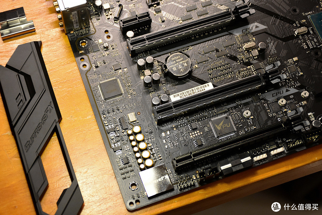 两条包金属的PCIE插槽是直通CPU的，最多支持双卡SLI