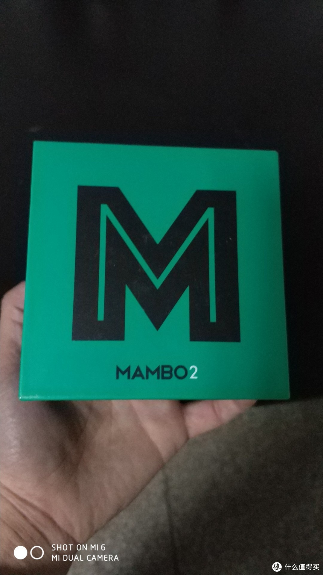 盒子包装不小，正方形上面大大的M，下方标注型号。