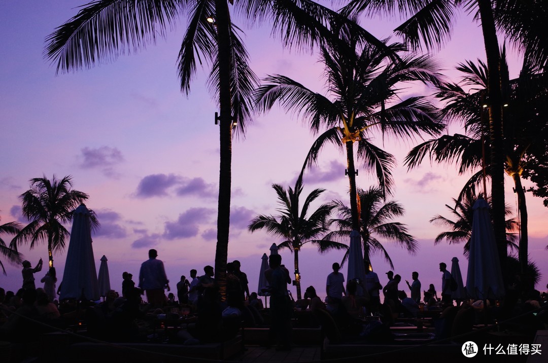 两家beach bar：Potato Head（水明漾），Finns（北库塔），仓古也有一个很不错的：The Lawn