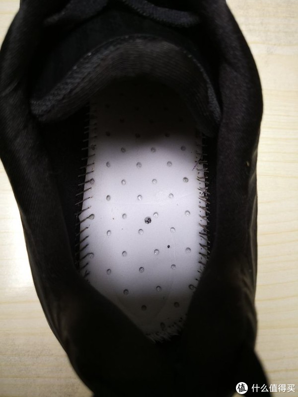 拿掉鞋垫，可以清晰看到白色的EVA中底。这是HOKA赖以成名的轻量化厚底技术，可以提供良好的稳定性和回弹力。