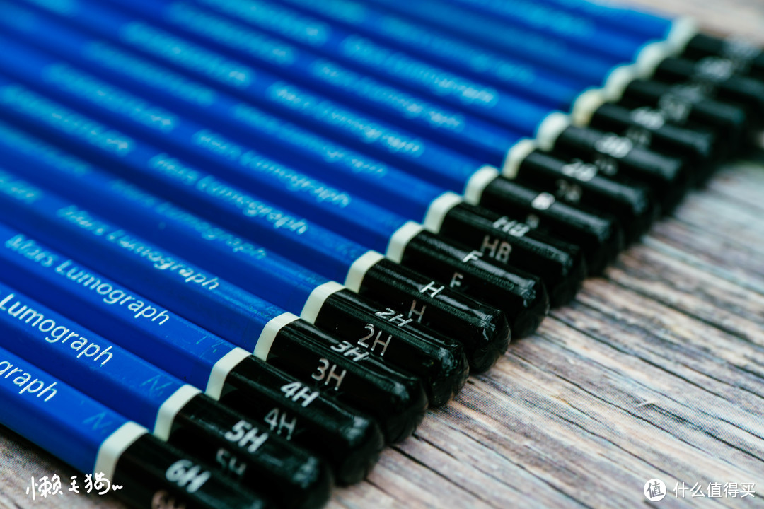 8B的施德楼蓝杆铅笔，笔芯质感趋向于炭笔