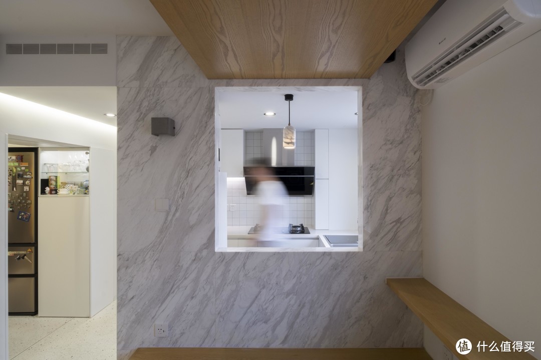 ▲影音室到厨房间的洞口，给空间增加许多互动的机会和趣味性，同时削弱小空间的闭塞感