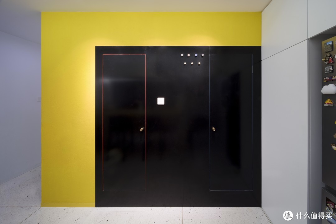 ▲卫生间&浴室外墙，门关闭时可作为整块黑板使用