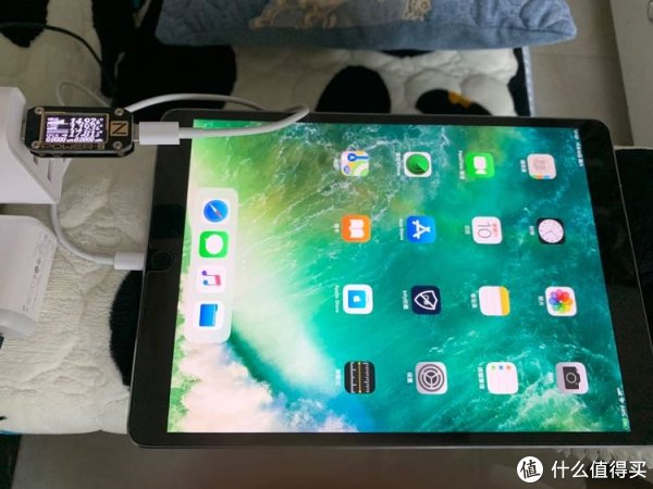 C口充iPad Pro同样激活15V快充，由于电量还有80%，同样没有达到29W的满速。