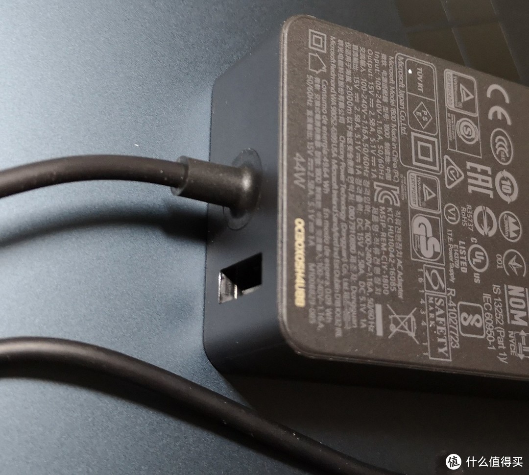 Laptop电源带USB接口，输出5V、1A，很实用的设计