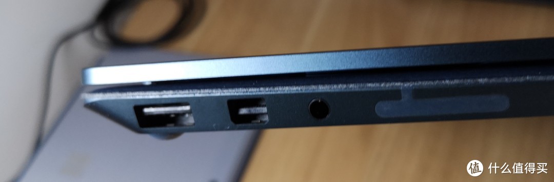 接口全在左边，就这些，没有USB-C，这是Laptop被人吐槽最多的地方