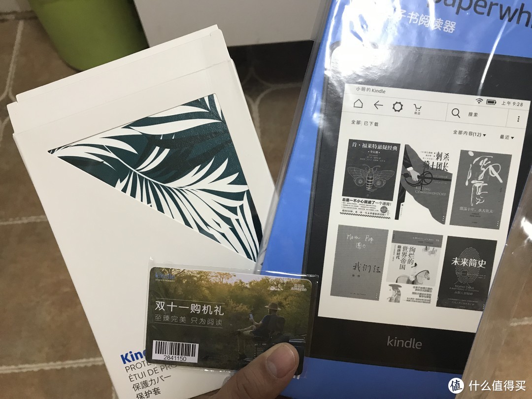 撕掉京东的塑料包装袋，里面三件：盒装主机、保护套和111元购书卡，购书卡的有效时间是11月11日-2019年2月28日，大约三个多月时间。