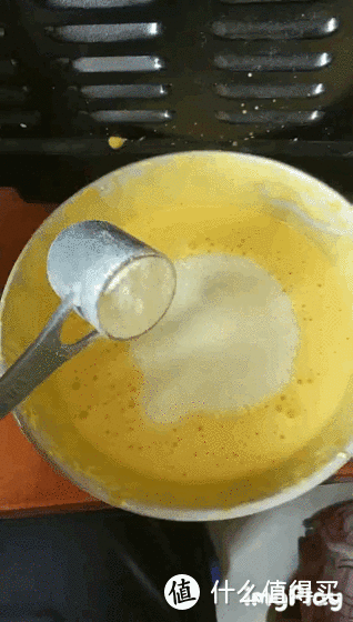 加入奶粉，奶粉勺用的2段奶粉的勺子，一个鸡蛋配一勺，想要溶豆硬一点的可以多加半勺奶粉，软一点用一勺就可以了，根据宝宝的情况进行调节。如果宝宝刚开始吃辅食，可以先做软一点。