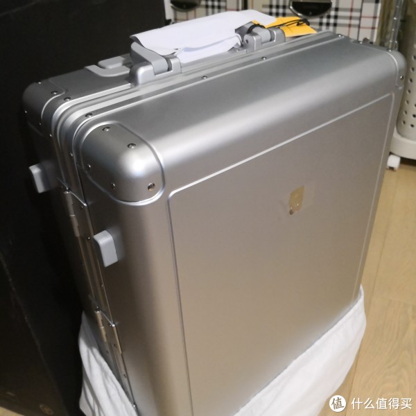 第一眼外观不输rimowa