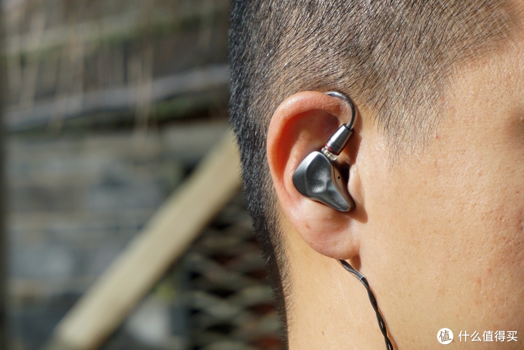 声场开阔、高频佳，七彩虹CH1首款入耳式耳机初体验