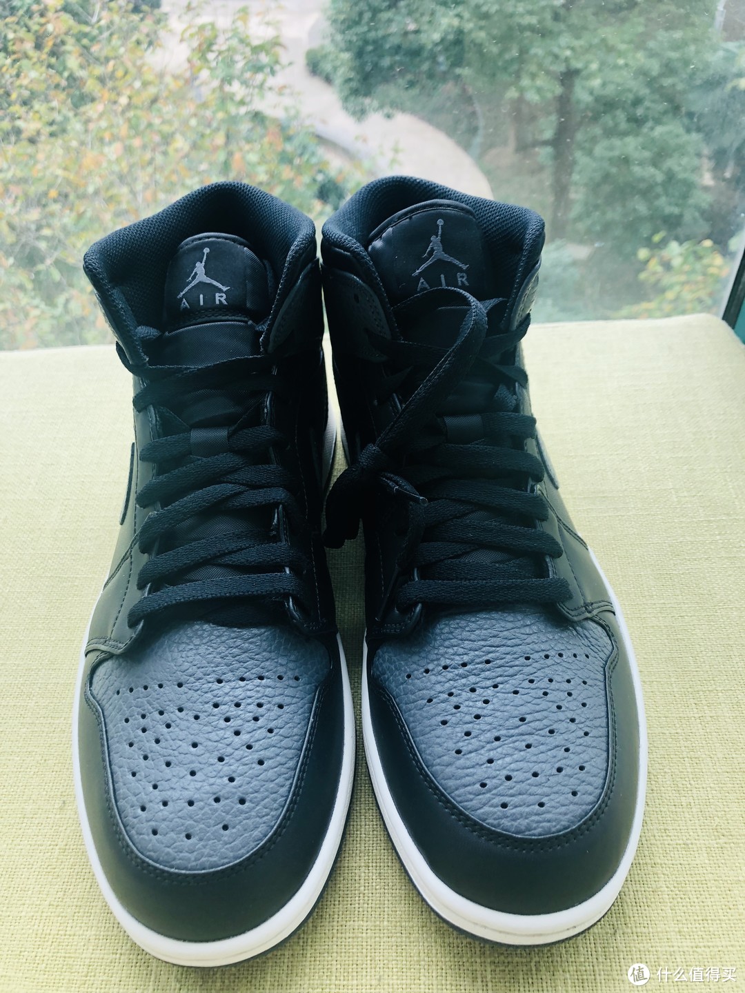 简约时尚又百搭非AIR JORDAN 1 MID 酷灰莫属