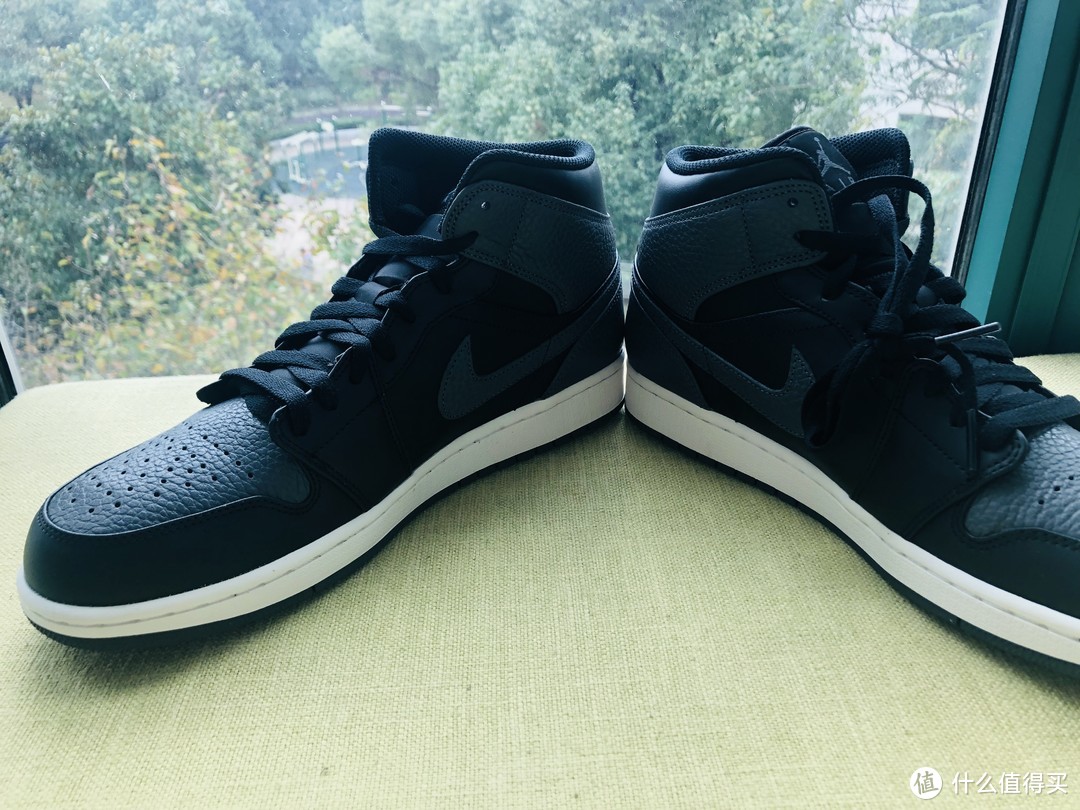 简约时尚又百搭非AIR JORDAN 1 MID 酷灰莫属