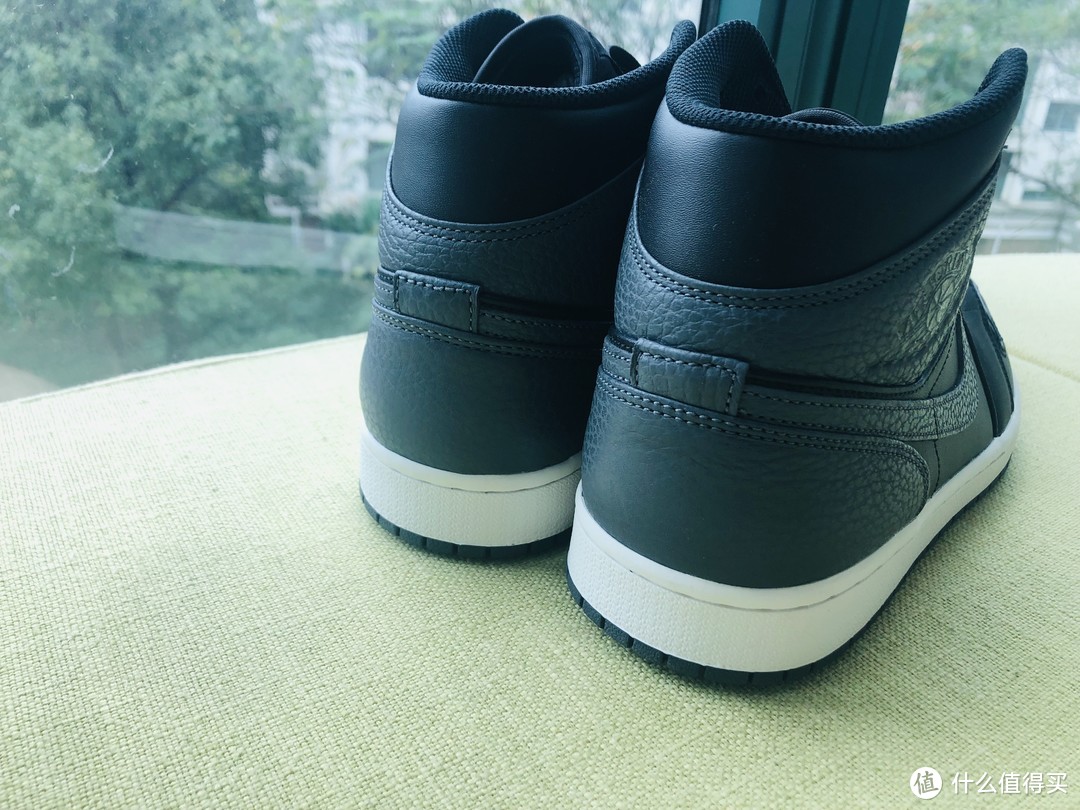 简约时尚又百搭非AIR JORDAN 1 MID 酷灰莫属