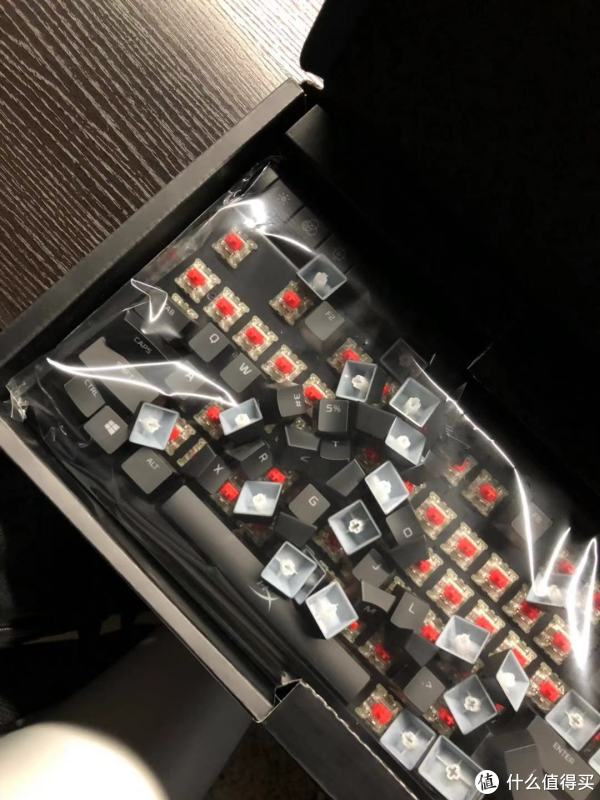 开箱：我这个键盘经历了什么 ？？？所有的键帽都掉下来了，是质量不好？还是？？？后来把键帽安装上后，发现其实松是有点松，也不至于这样，可能是安装工再安装的时候就是轻轻放上去，没有压紧的关系。