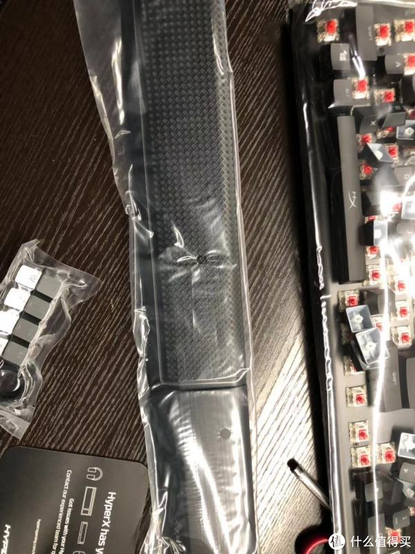 配一个手托，还有几个颜色像金属按键的键帽（其实也是ABS的），一个拔键器（对于这款红轴来说，真心用不到，用手就可以拔出来，何必要工具哪？茶轴和青轴怎么样就不知道了，反正红轴不用）