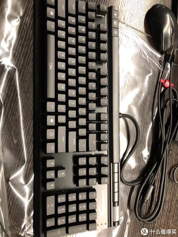 键盘的键帽全部组装好，还是很漂亮的，上面是块钢板，真心重
