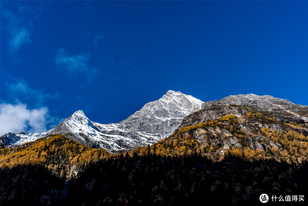 阳光下的雪山