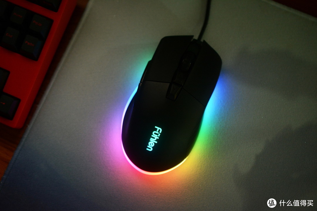 换个角度，能清晰的看到鼠标的灯带像一道U型彩虹