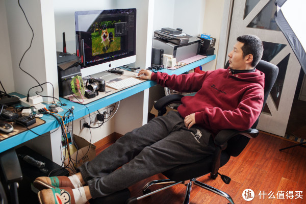 ▲要么就是这种重庆瘫的方式上网写文，后来才发现我还差个放键鼠的平板支撑啊，有木有推荐的？