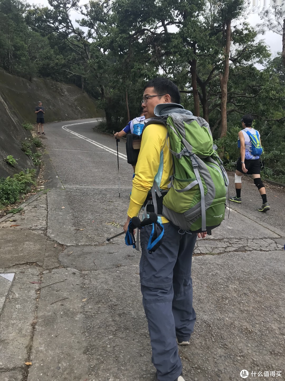 第二次跟汗马大哥徒步，给人踏实靠谱的感觉。多特的大包总是装不满😑