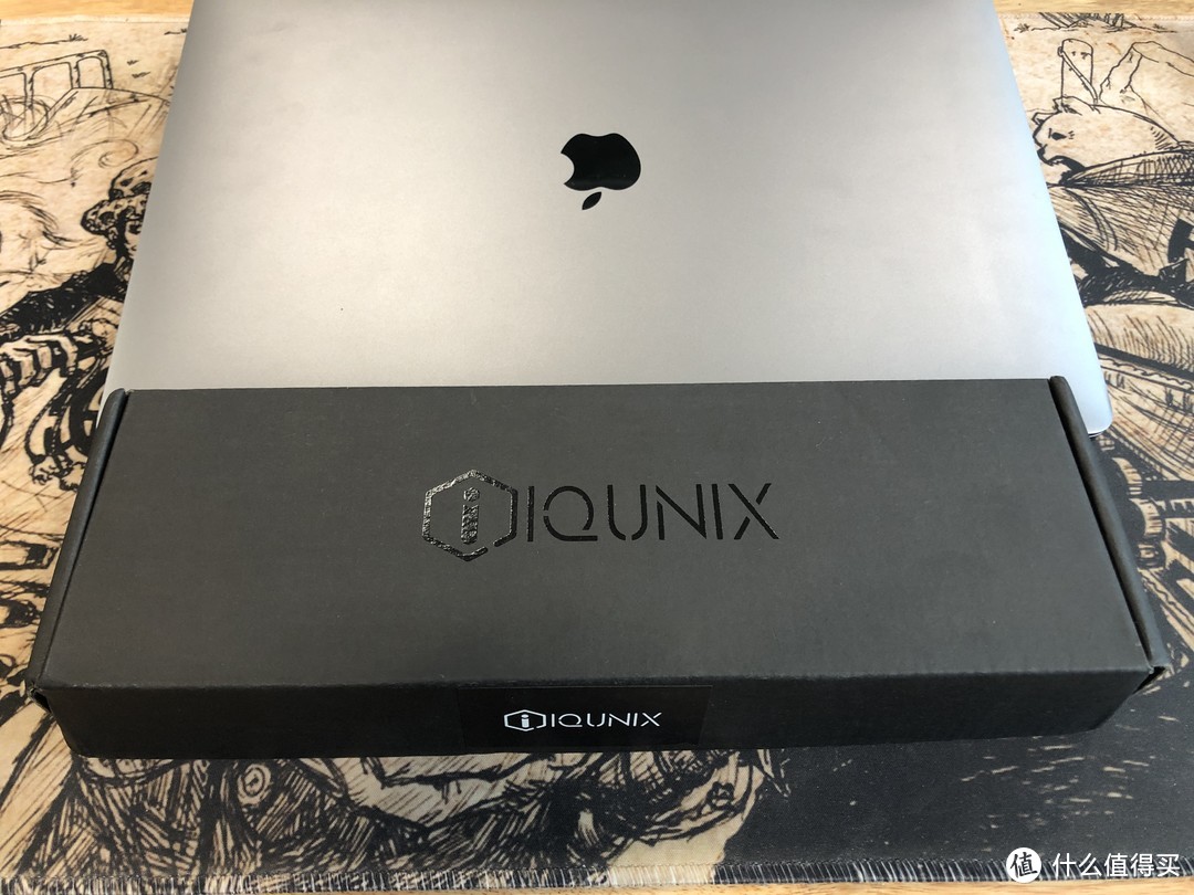盒子简单，IQUNIX的logo印在盒子上