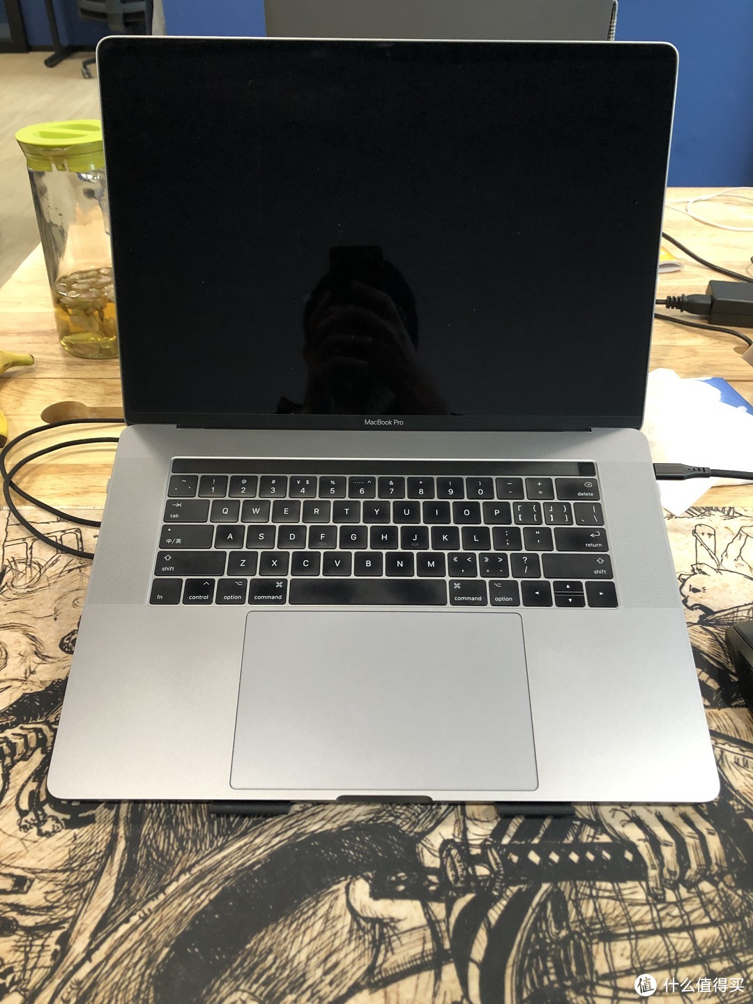 我的是15寸的macbook pro，放在上面看着还是比较协调的