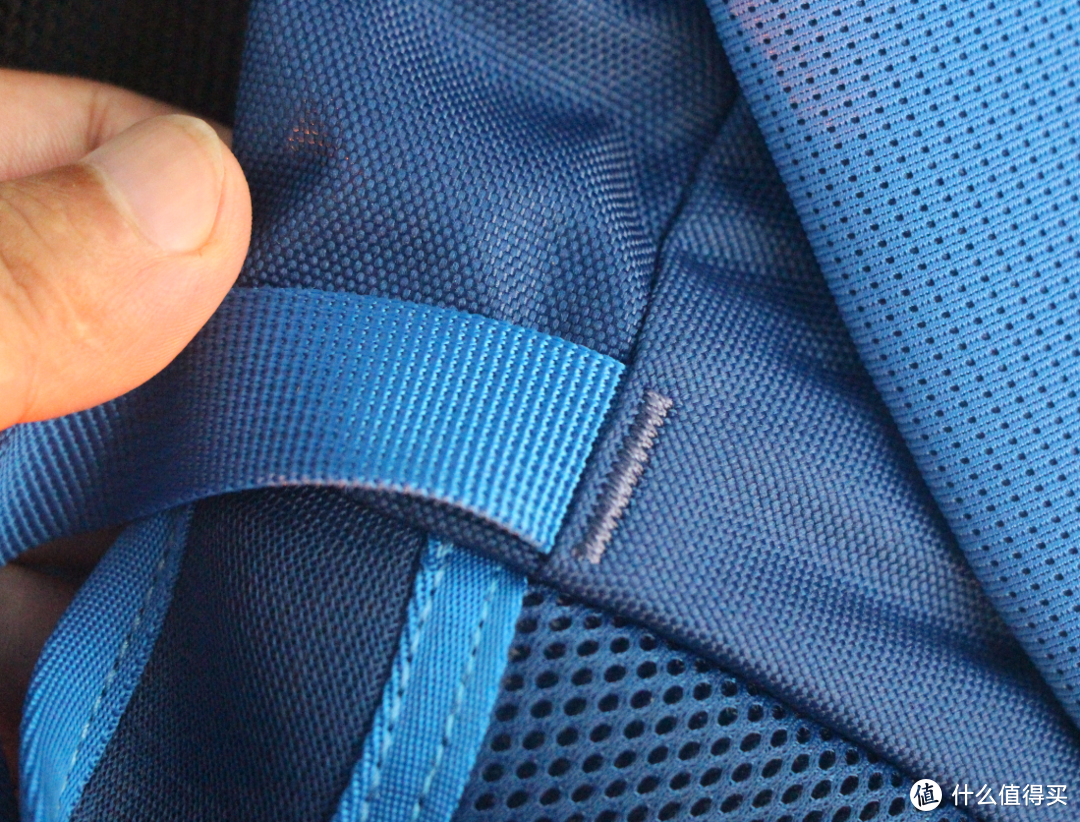 在所有的缝合处，都做了缝线的加粗加固处理，保证背包的使用寿命