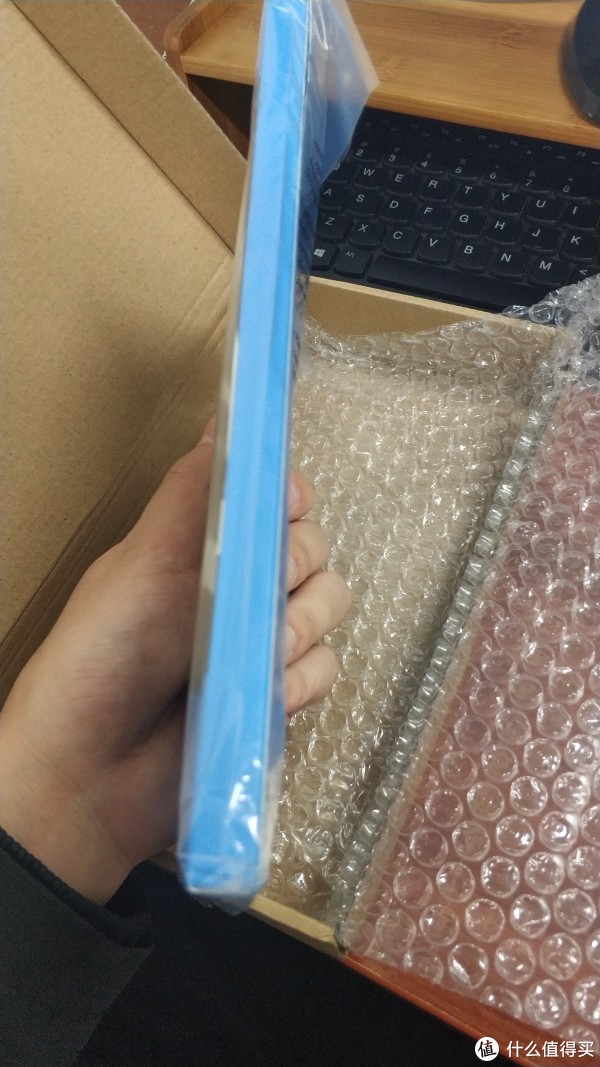 相比于KPW3，盒子变得轻薄修长。