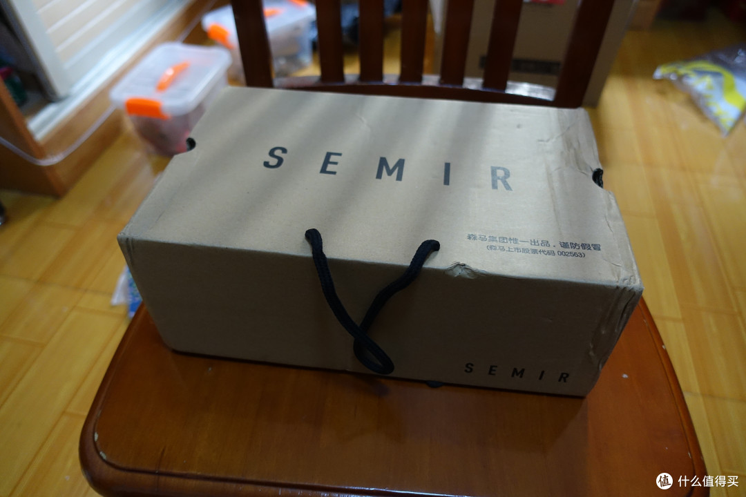 包装鞋盒可能是双十一快递业务繁忙吧,鞋盒还是有些挤压破损的,外面也