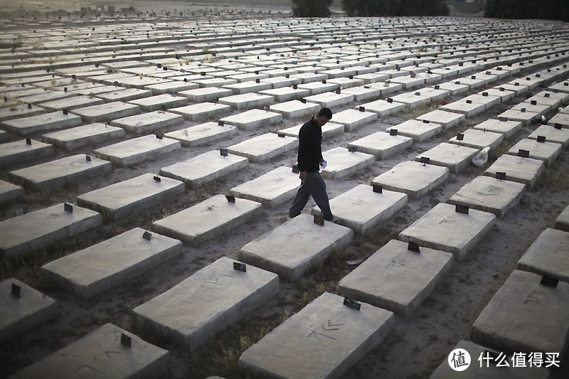 2011年4月，巴士拉。祖贝尔中心（Al-Zubai）工作人员照看一片墓地，这里埋葬着找到遗体但身份尚未确认的战争遇难者。 / © Getty Images / ICRC / E. Ou 