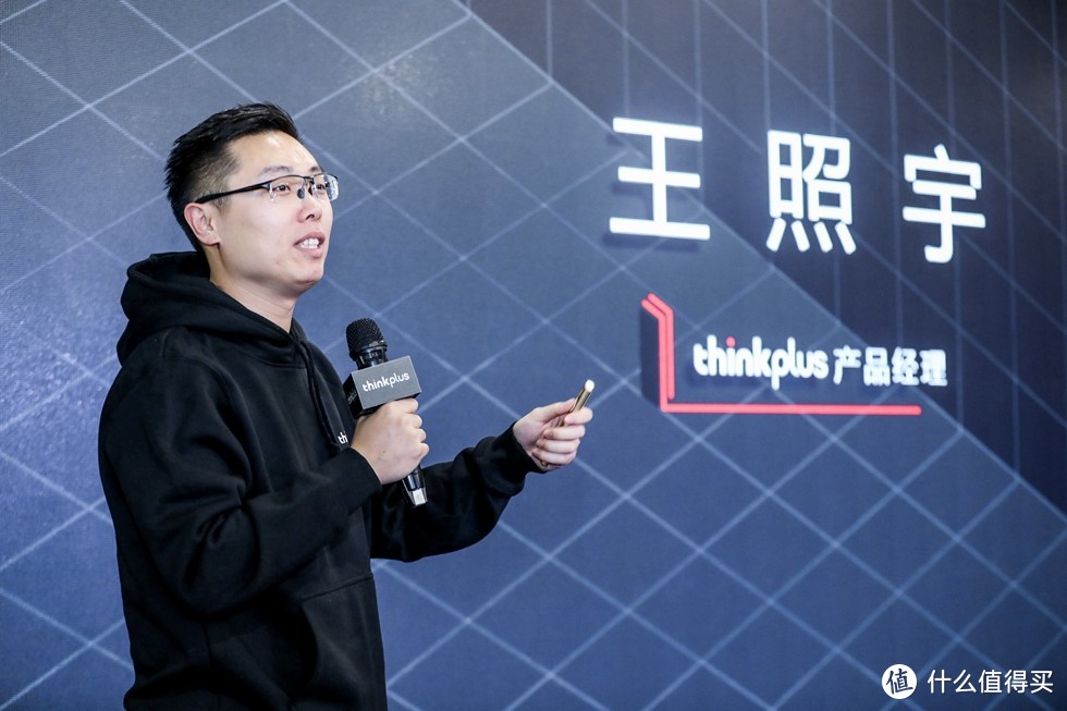 thinkplus 效率美学品牌好友头脑风暴会见闻，“口红电源”简评