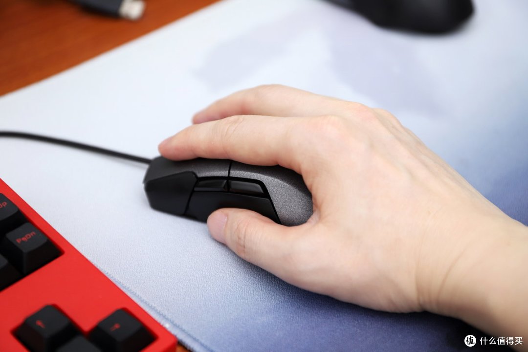 会在我的掌心之中,这样灵活性比手指掌控差太多,所以小鼠标不建议趴握
