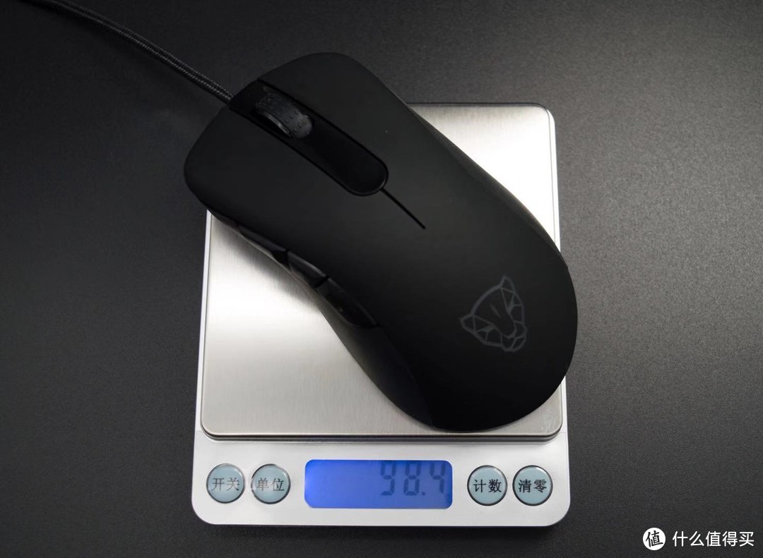V100鼠标的实测重量为98.4g（不含线材），重量适中，不会出现长时间使用后的疲惫感，但如果能再轻一些会更和我意