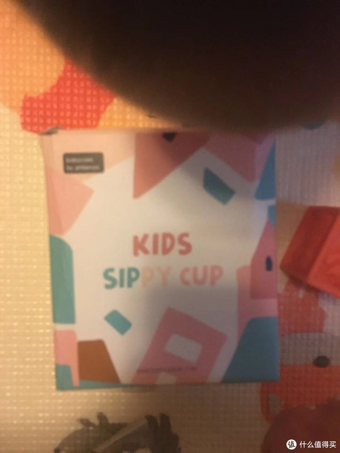 包装很简单，一个纸盒子，上面印着kids sippy cup