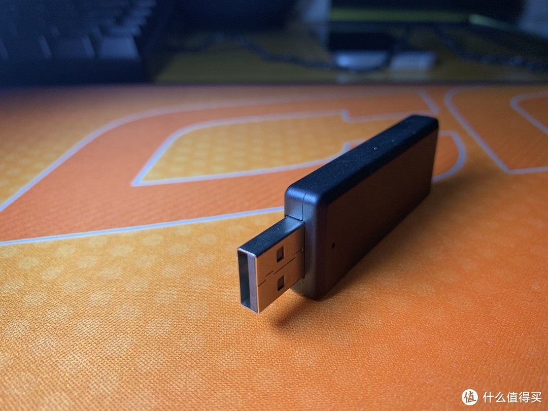 不是蓝色的，应该是USB2.0接口