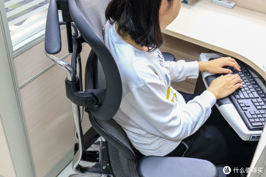 久坐成疾？你需要一个智能护腰的椅子：松林享耀家 2019款SL-A3人体工学椅简评