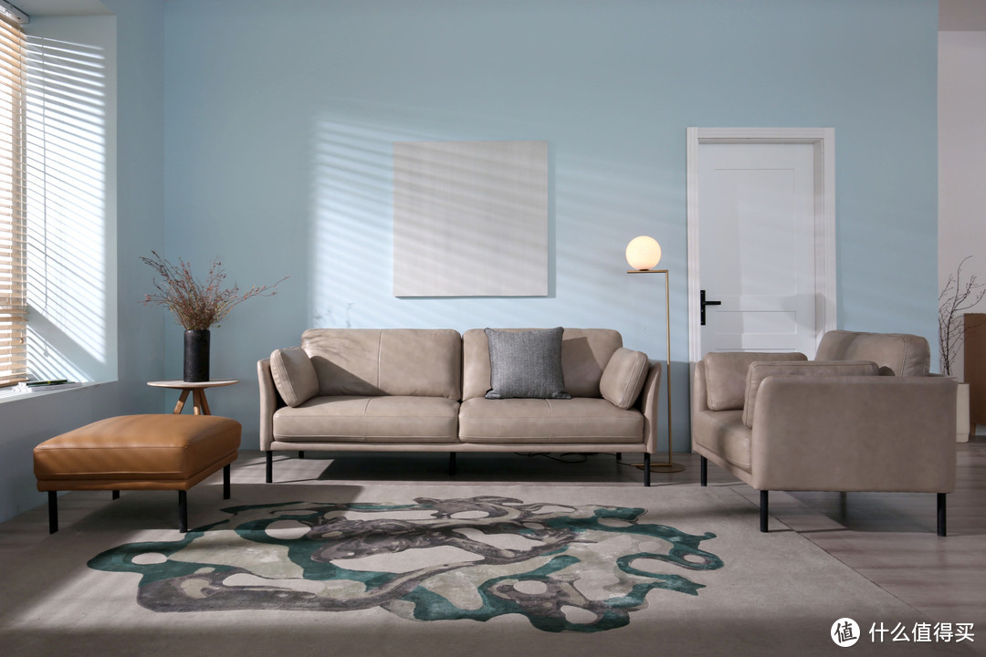 搭配好一款皮沙发，瞬间让你的客厅美得不像话！