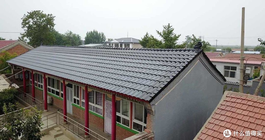 屋顶别用水泥瓦了！如今都用这种新型瓦，结实环保还不用交电费！